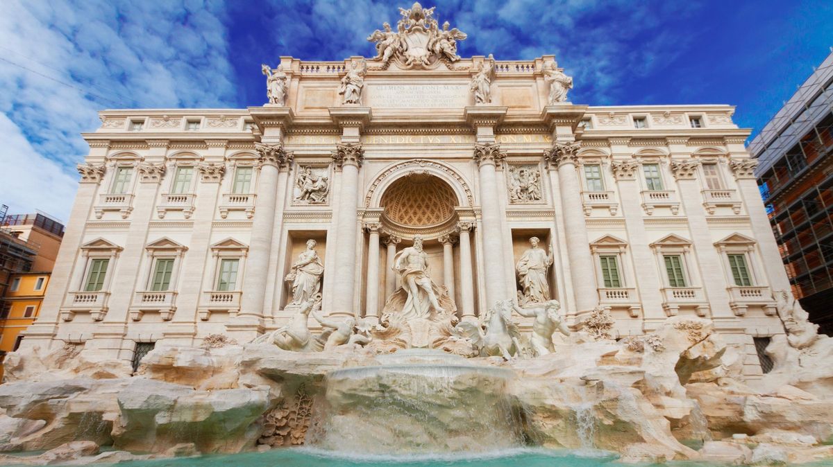 Z fontány di Trevi se ročně posbírá přes milion eur. Na dně občas leží i zubní náhrady a pupeční šňůry